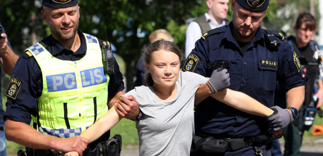 Greta Thunberg de nouveau arrêtée par la police lors d’une manifestation, quelques heures après son procès