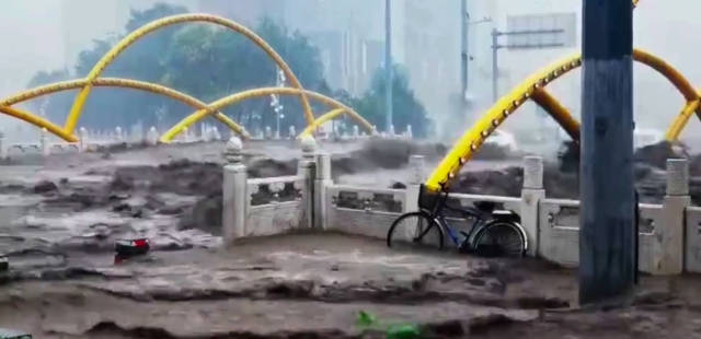 Inondations à Pékin : les images impressionnantes des pluies torrentielles