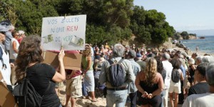 A Ajaccio, quelques centaines de personnes manifestent contre un projet de coffre d’amarrage pour yachts