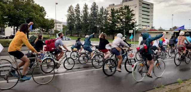 Convoi de l’eau : à Orléans, on a roulé à vélo avec les opposants aux mégabassines
