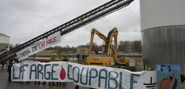 A Paris, environ 150 militants écologistes se mobilisent contre les cimentiers