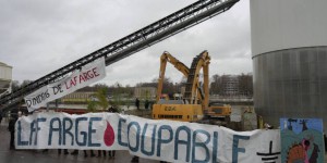 A Paris, environ 150 militants écologistes se mobilisent contre les cimentiers