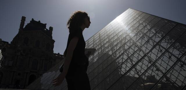 Au Louvre, « La Joconde » aspergée de soupe par des militantes écologistes