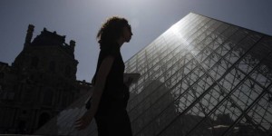 Au Louvre, « La Joconde » aspergée de soupe par des militantes écologistes