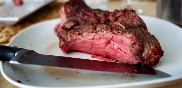 Réduire de 50 % la consommation de viande permettrait d’atteindre les objectifs climatiques, révèle une étude